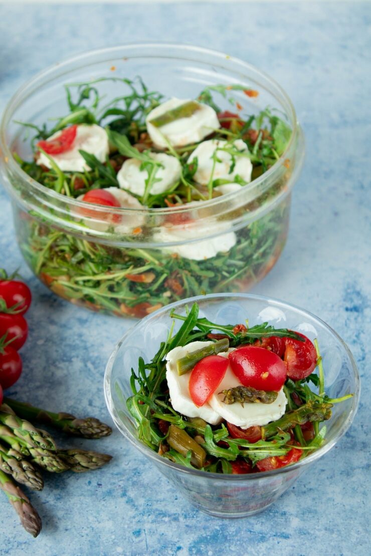 Grüner Spargelsalat mit Rucola und Tomaten - The inspiring life