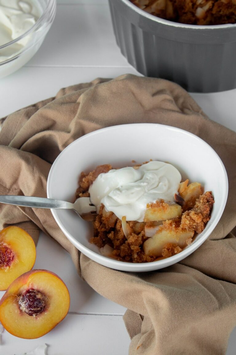 Apfel-Pfirsich Crumble mit Joghurt/Sahne Topping - The inspiring life