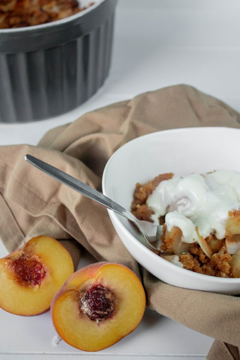 Apfel-Pfirsich Crumble mit Joghurt/Sahne Topping - The inspiring life