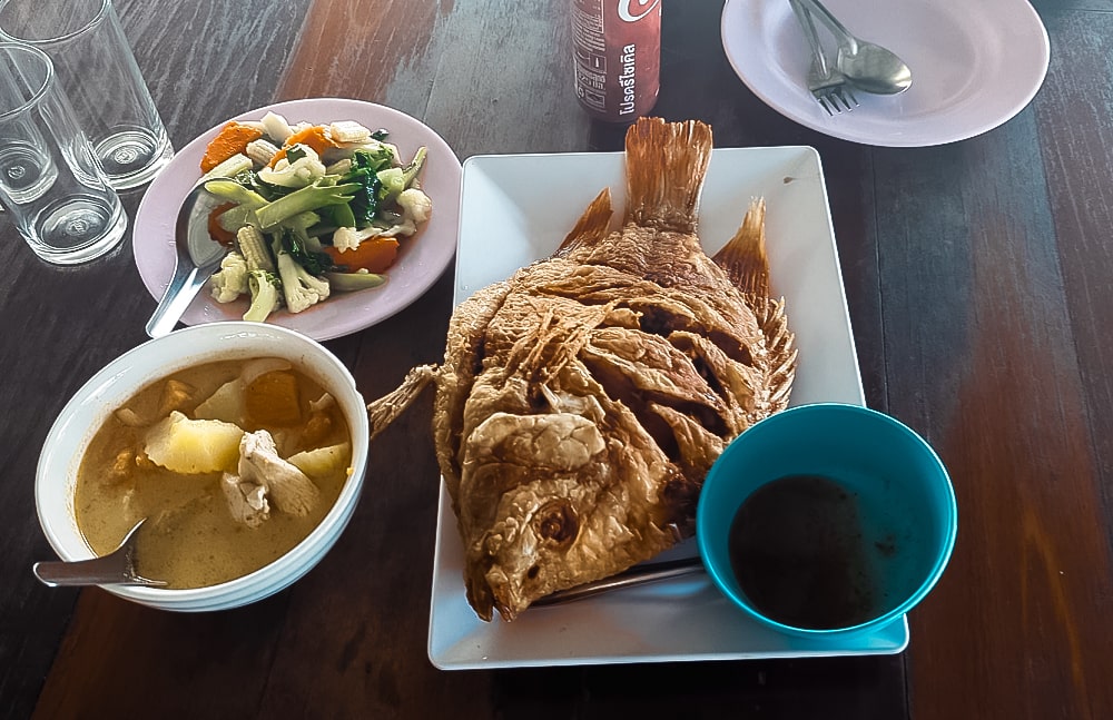 Mittagessen Cheow Lan Lake