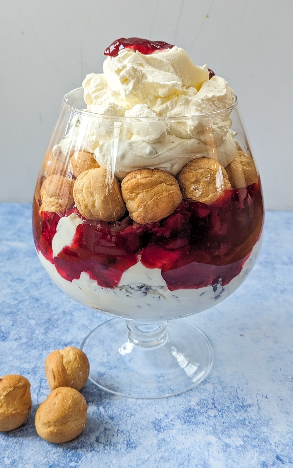 Windbeutel-Schichtdessert mit Grütze